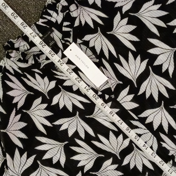 🆕️ 🖤Ann Taylor🖤 - Floral Pleated V-Neck L/S Top - Picture 11 of 12